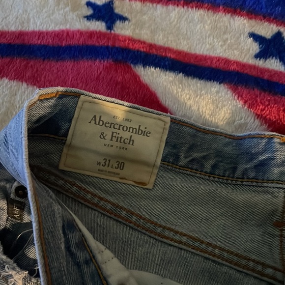 Abercrombie & Fitch - Picture 3 of 4